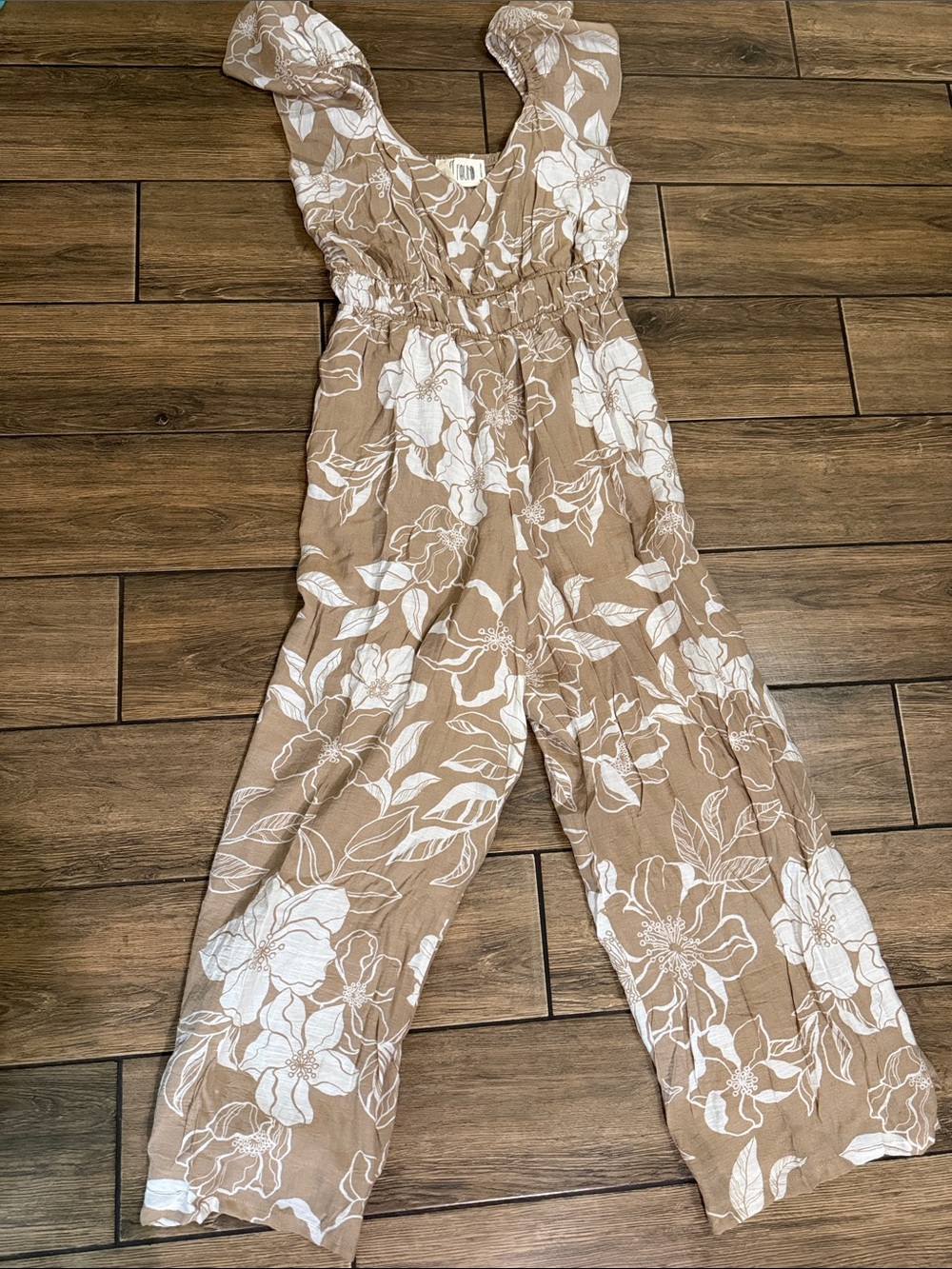 Just Found Women’s Tan & White Floral Jumpsuit Size Medium